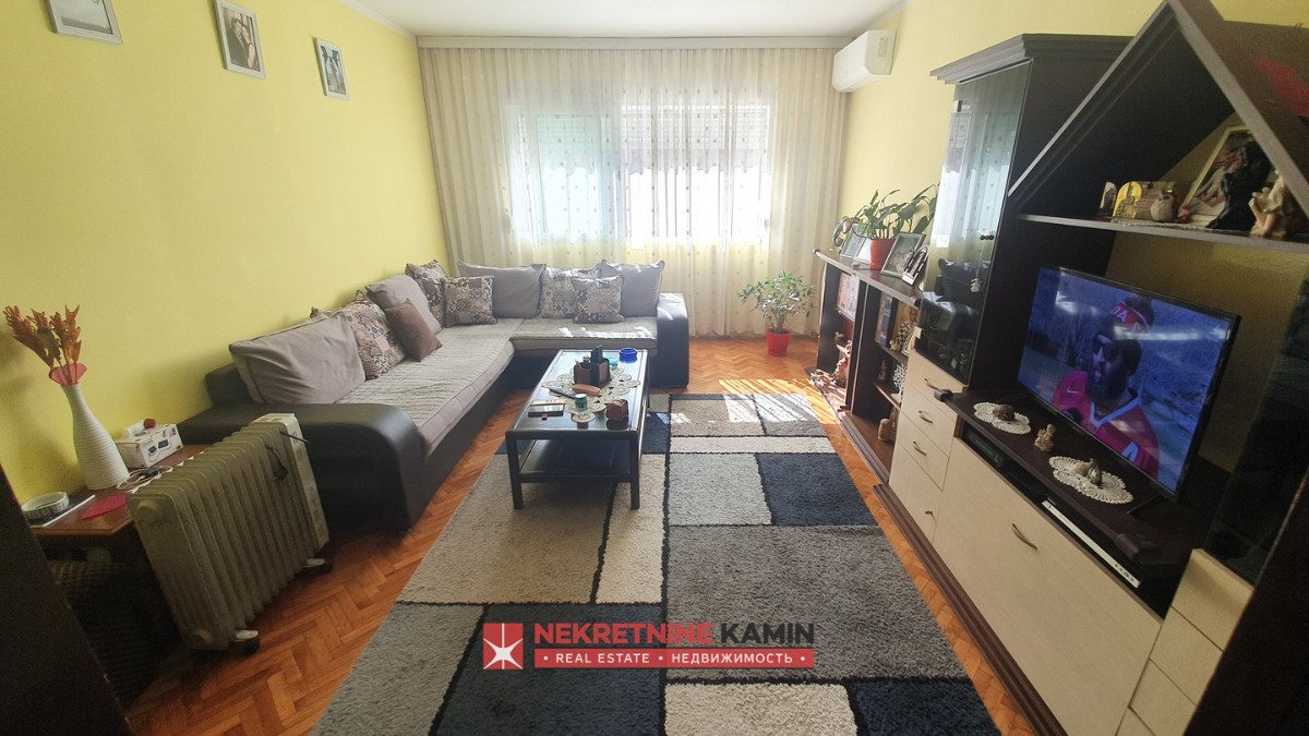 Porodičan komforan dvosoban stan u mirnom kraju, Bar